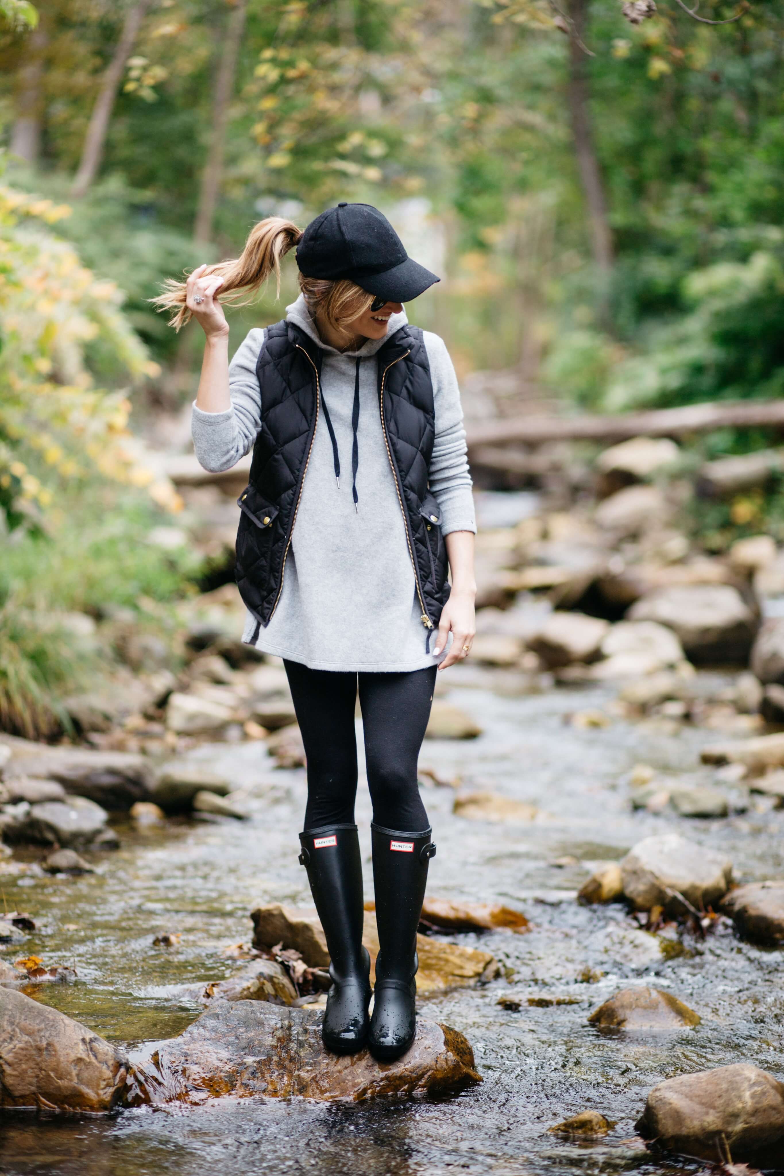 simple outfits with black leggings