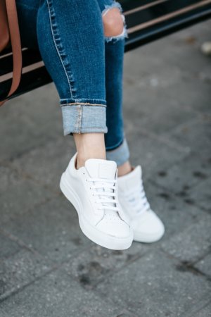 What to wear to a baseball game: Casual Chic Denim & Sneakers