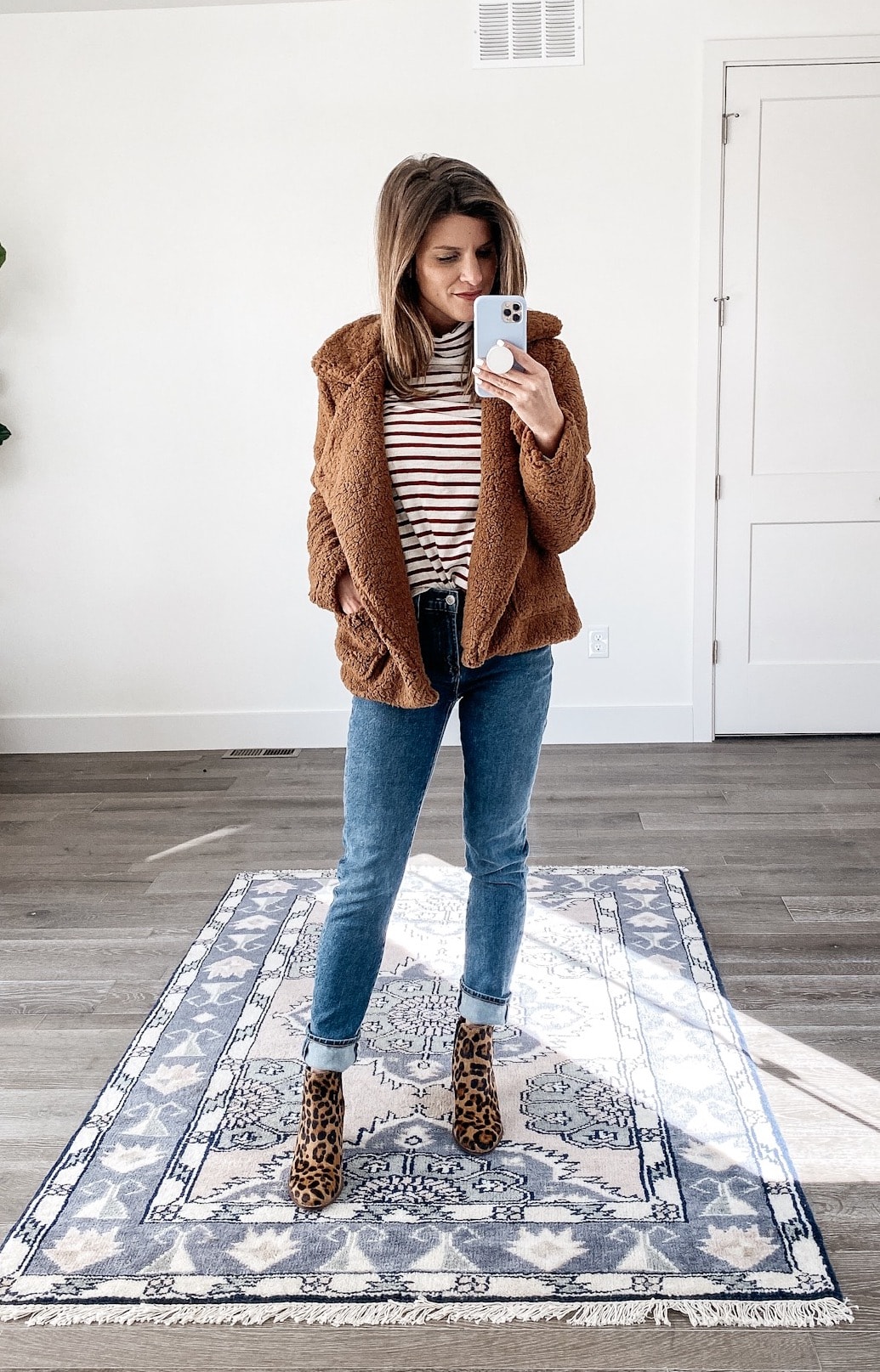 Brown Turtleneck with Jeans Outfits For Women (7 ideas & outfits