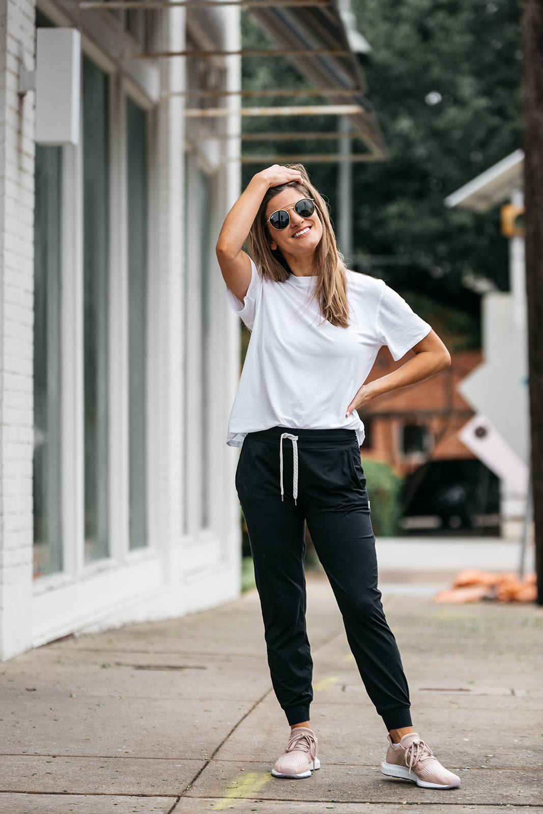 12 Ways to Style the Vuori Joggers  Joggers outfit, Comfy summer outfits,  Drawstring pants outfit