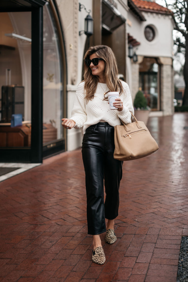 Sporty black leather outfit: Cropped leather trousers and trainers