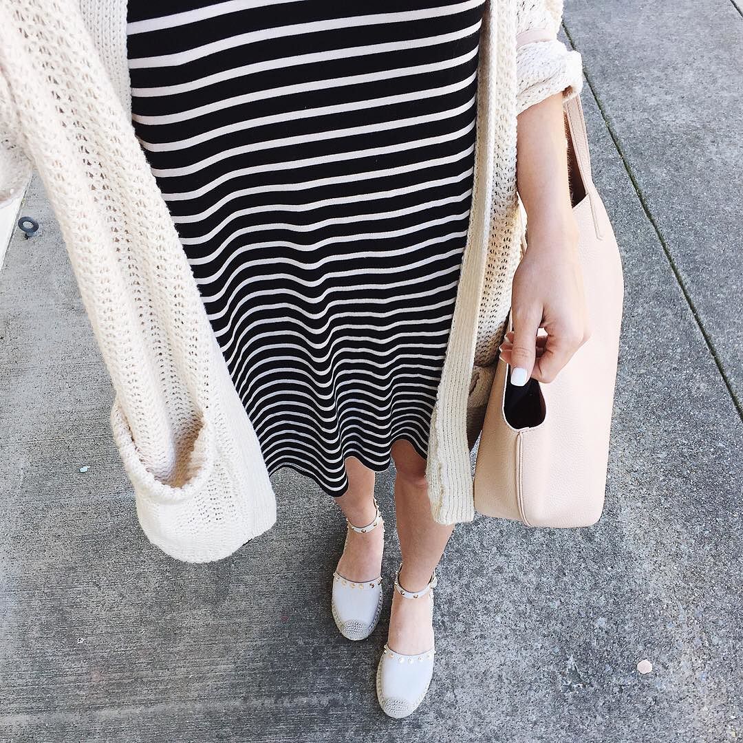 @brightonkeller wearing stripe swing dress + nude cardigan + espadrille halogen flats and tory purch perry tote