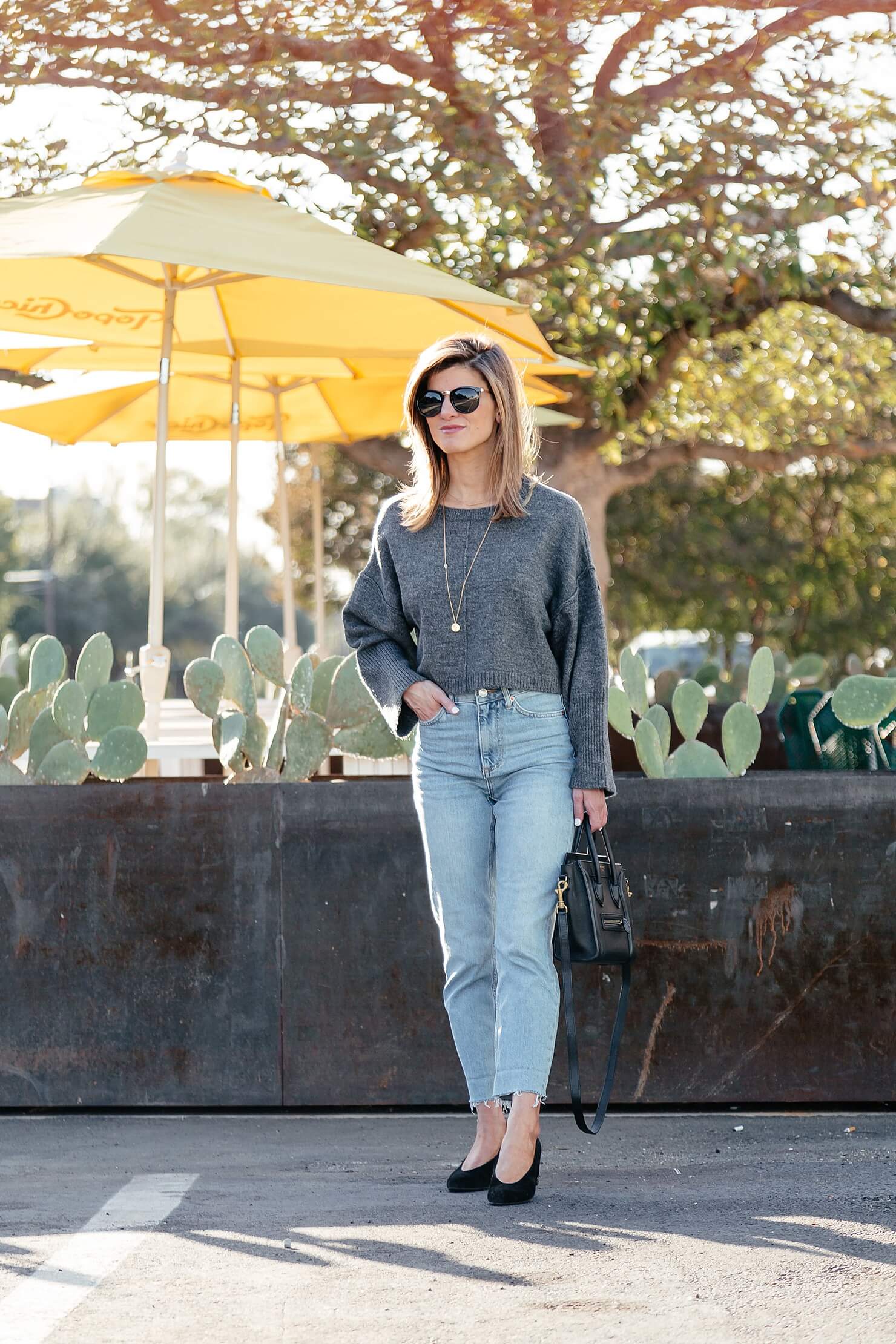 grey cropped sweater, mom jeans. and black kitten heel // how to style crop sweaters