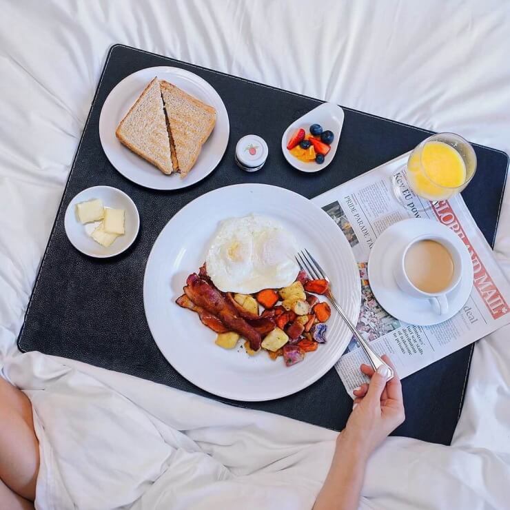 breakfast in bed 