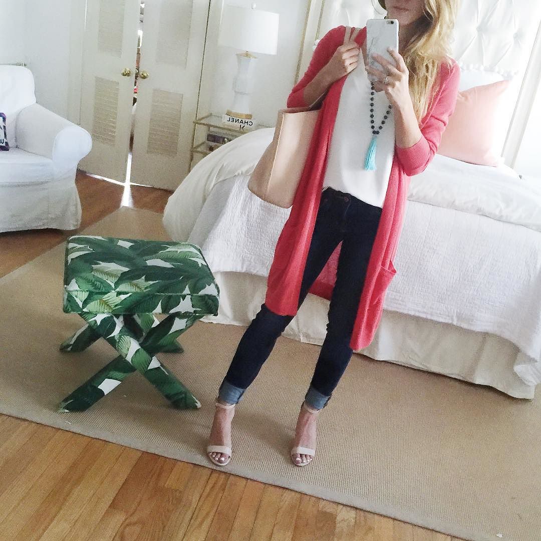 brightonkeller wearing long coral cardigan, white tank, fringe necklace, skinny jeans