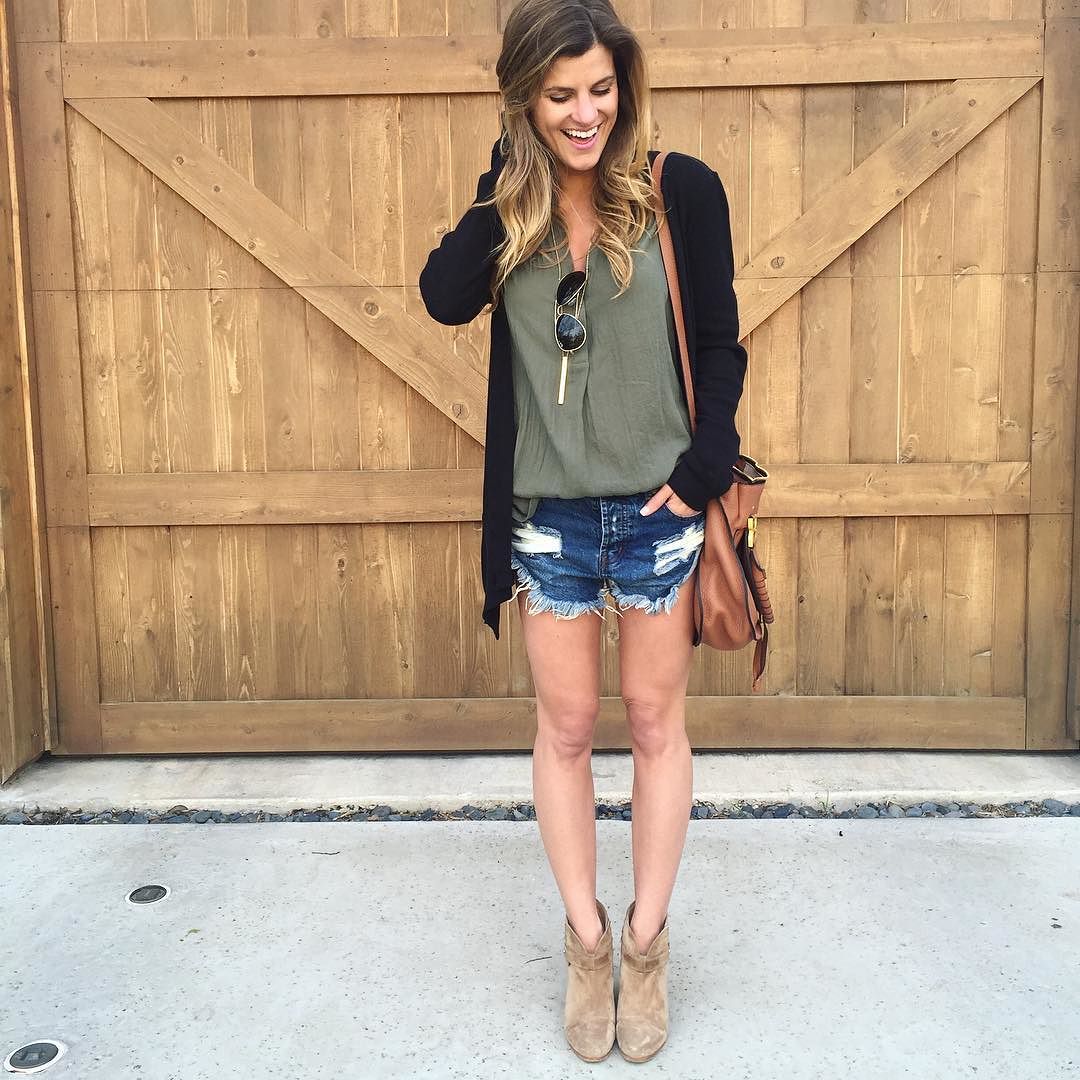 @brightonkeller instagram ootd wearing linen tunic, black cardigan, distressed jean shorts and booties