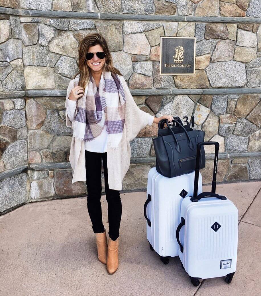 airport outfit, lake tahoe, comfy chic, oversized cardigan, plaid scarf