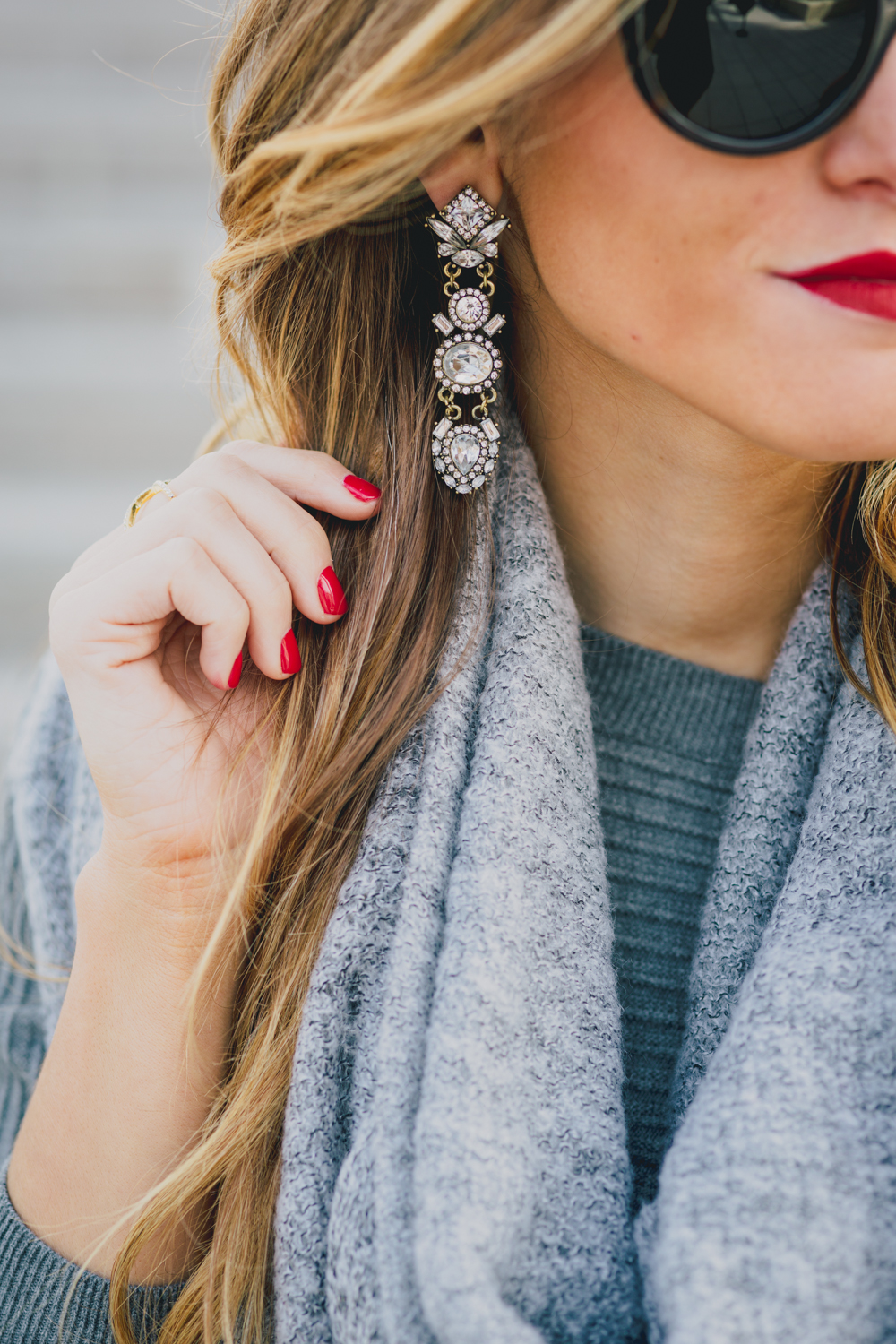 Winter Outfit with oversized Grey Sweater, Grey Scarf, white Jeans and Red Pumps