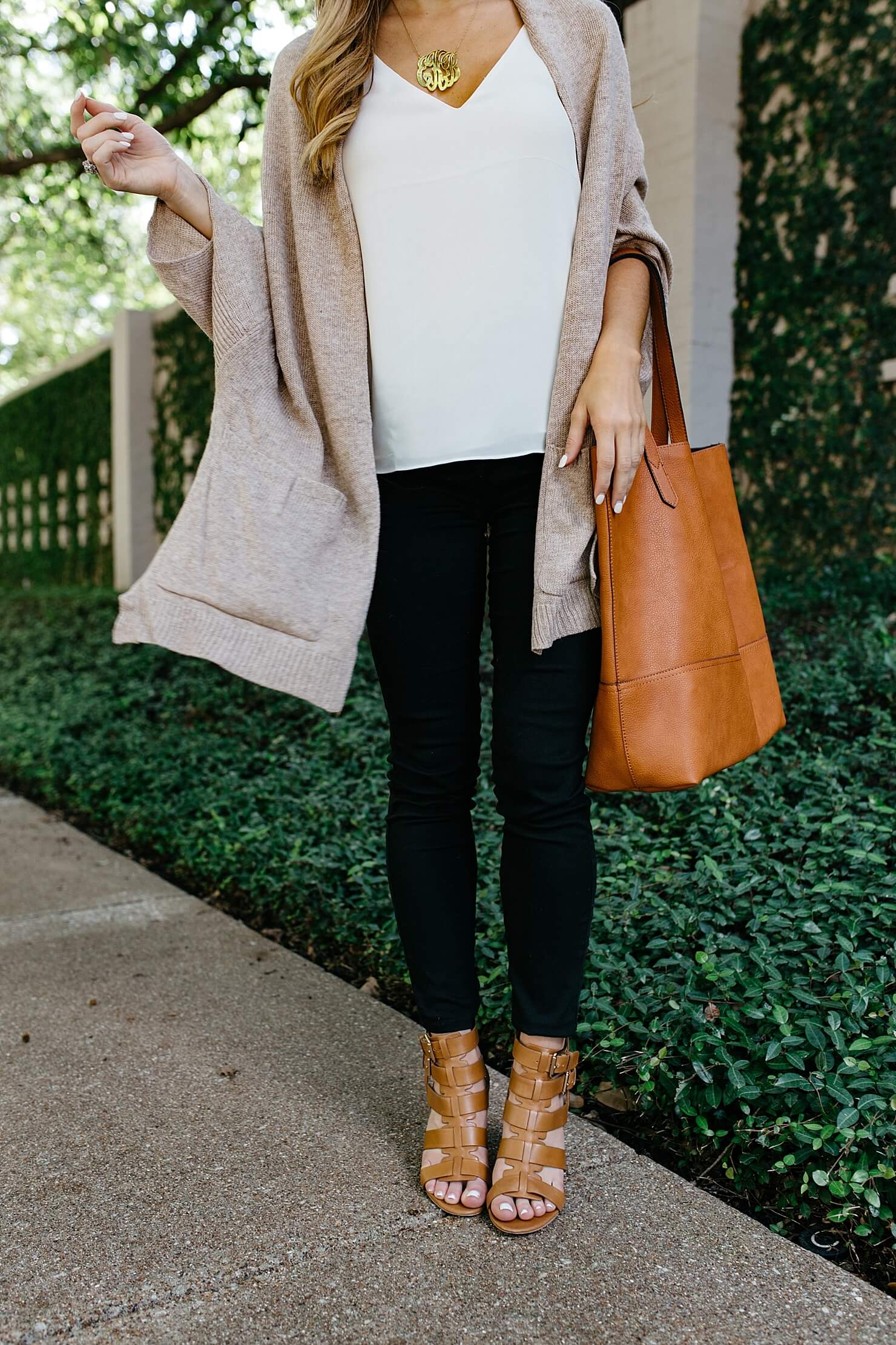 brightontheday open front cardigan and black jeans with cognac accessories 