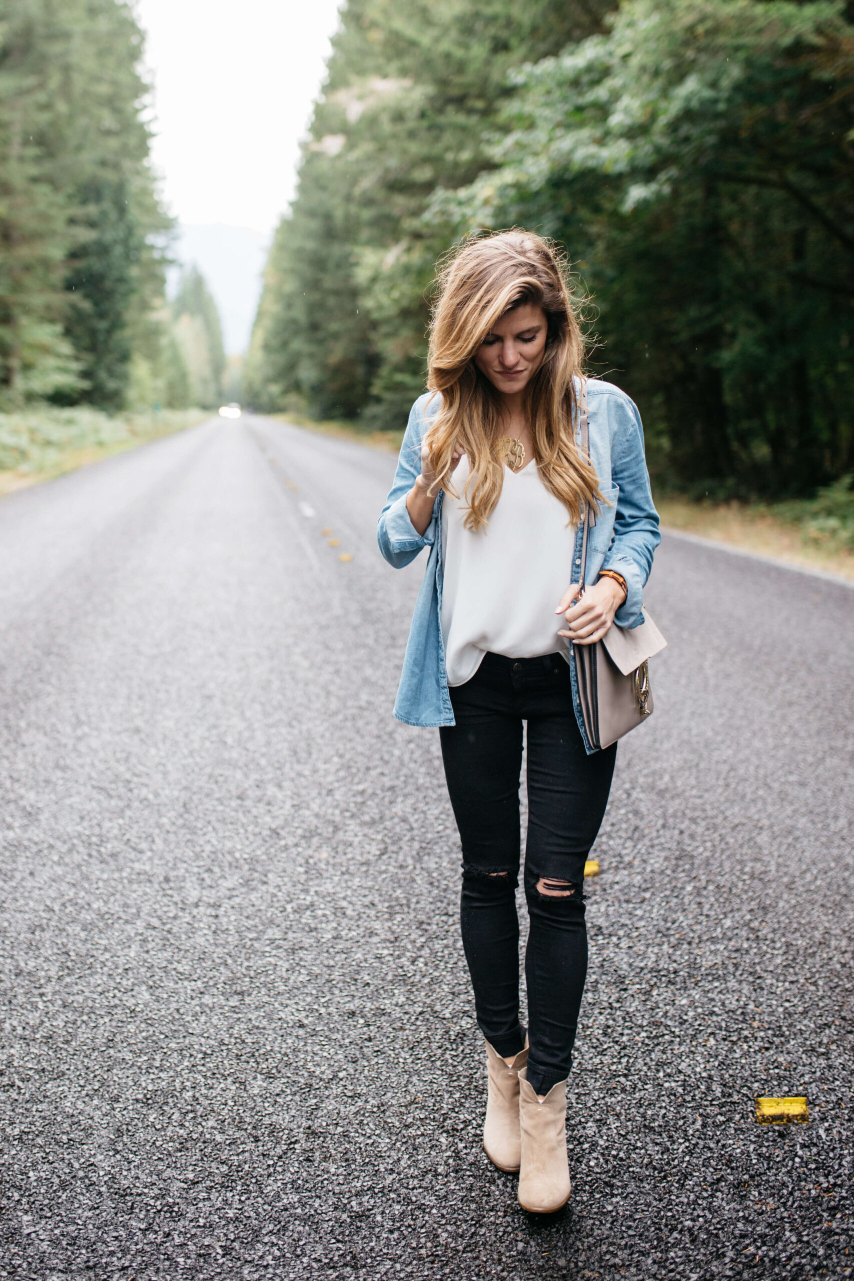 black jeans outfit white tank chambray shirt vince camuto booties seattle-3