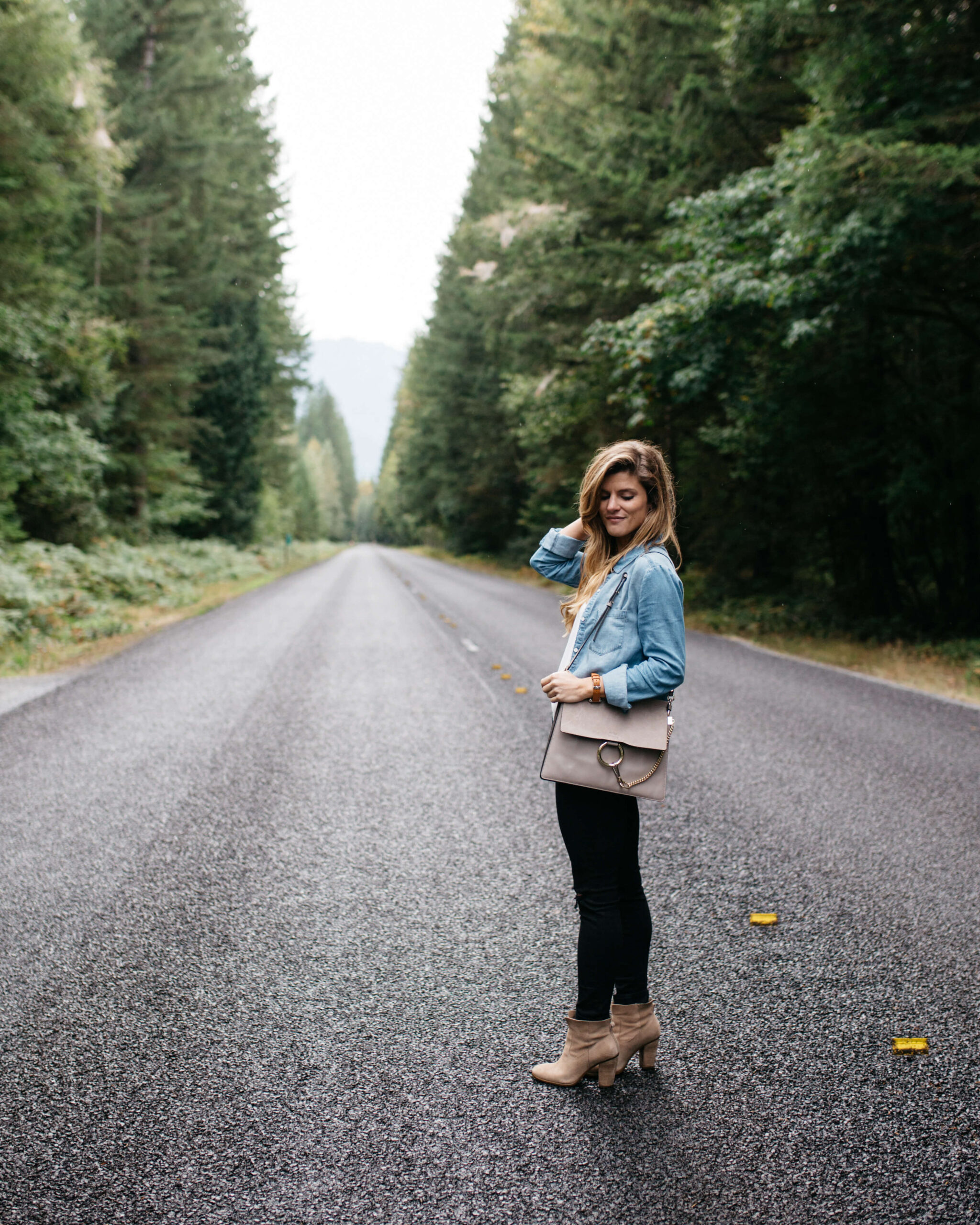 black jeans outfit white tank chambray shirt vince camuto booties seattle-7