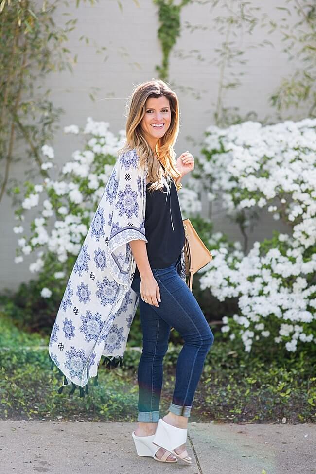 brightontheday side shot of blue kimono an skinny jeans with dee keller white slip on wedges 