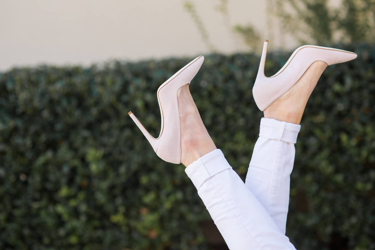 pink trench + light grey sweater + white skinny jeans + light pink pumps