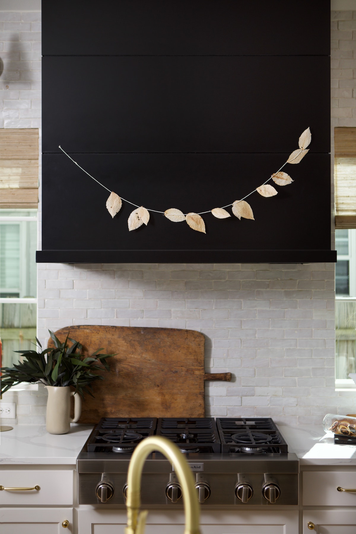 fall decor kitchen styling, black hood vent fall decoration 