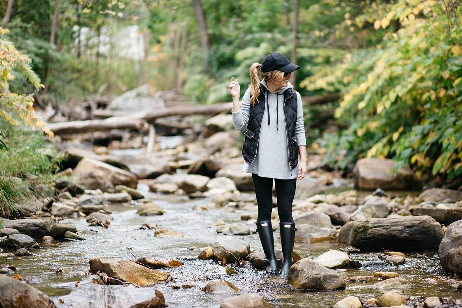 sweatshirt hoodie outfit with leggings and puffer vest 