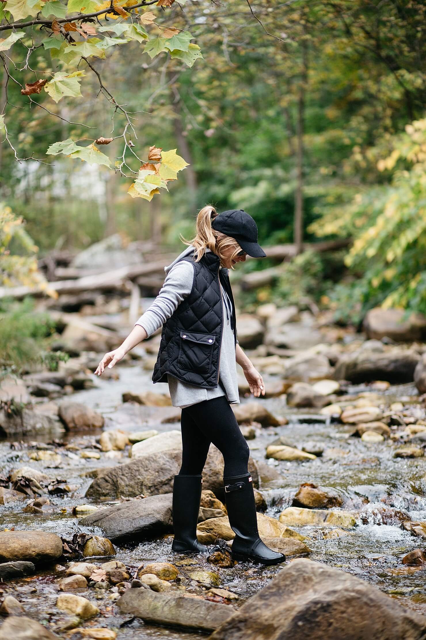 brighton keller hiking in vermont wearing hunter boots and leggings 