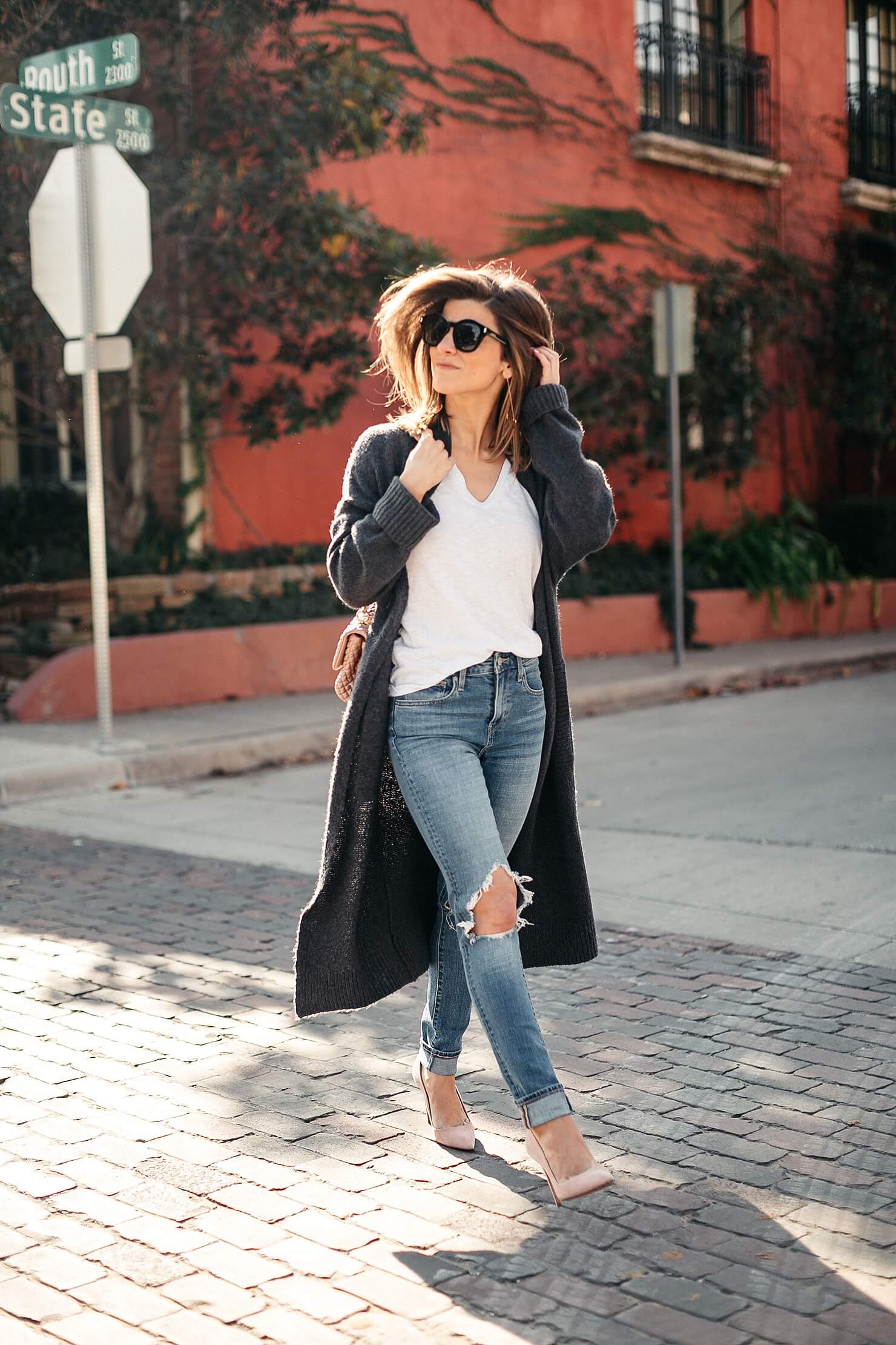 long grey duster outfit with white Monrow tee and Levi's high-rise 721 denim, dee keller portia pumps in pink suede