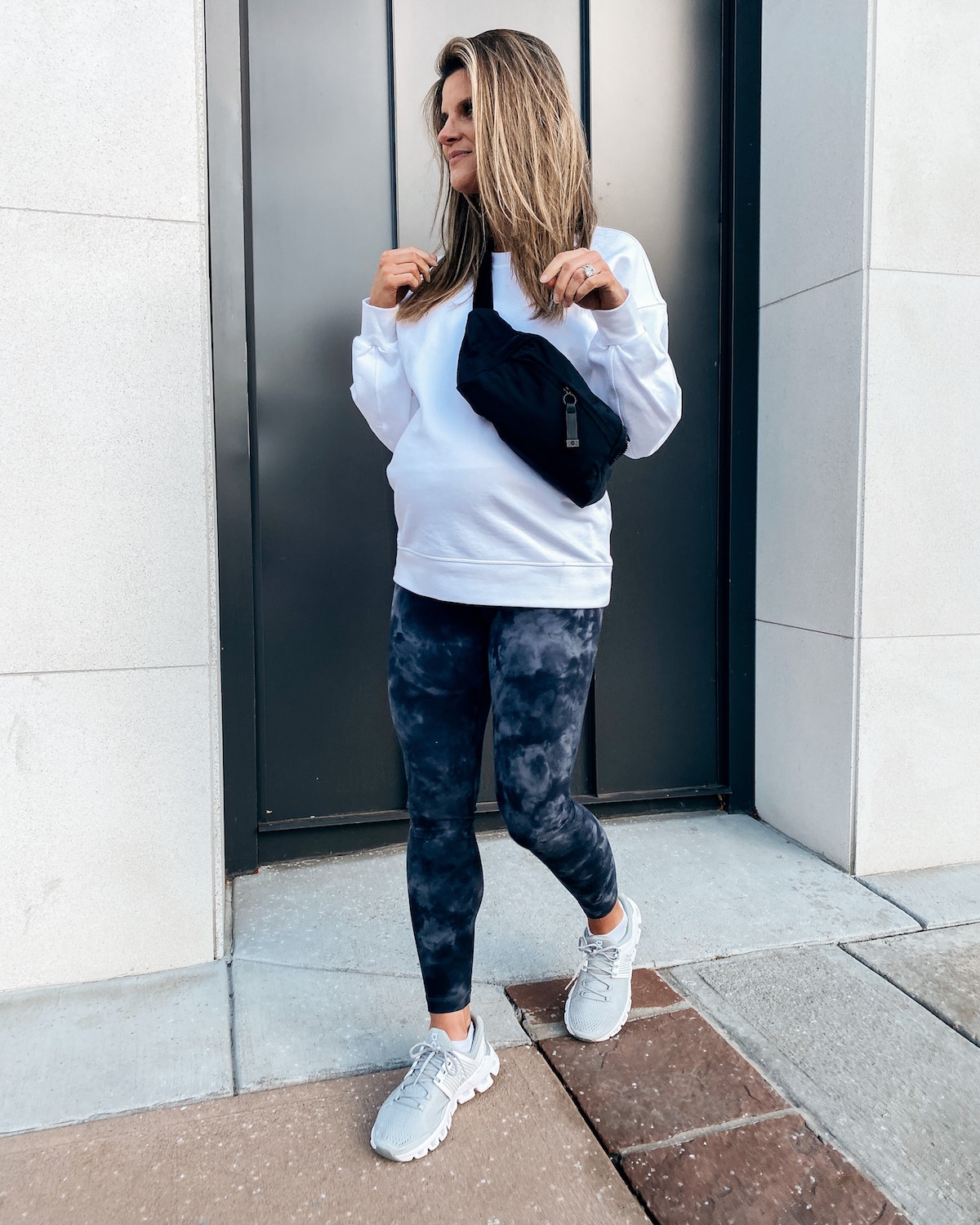 lulu align leggings, oversized sweatshirt, sneakers