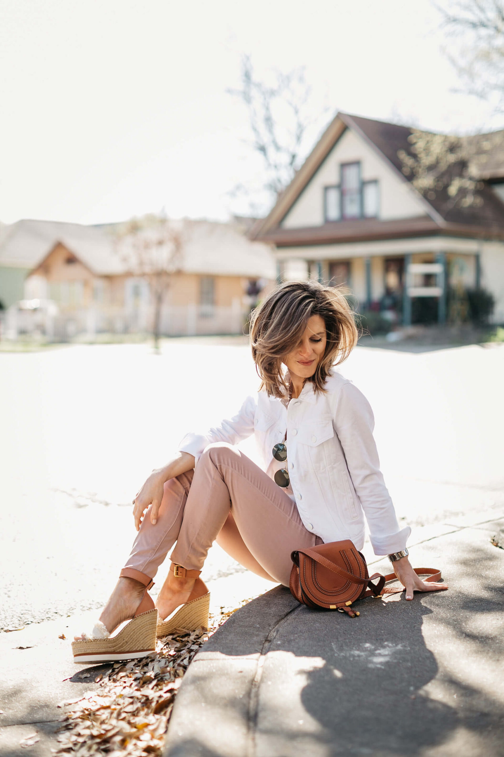 pink jeans and white denim jacket spring outfit 58