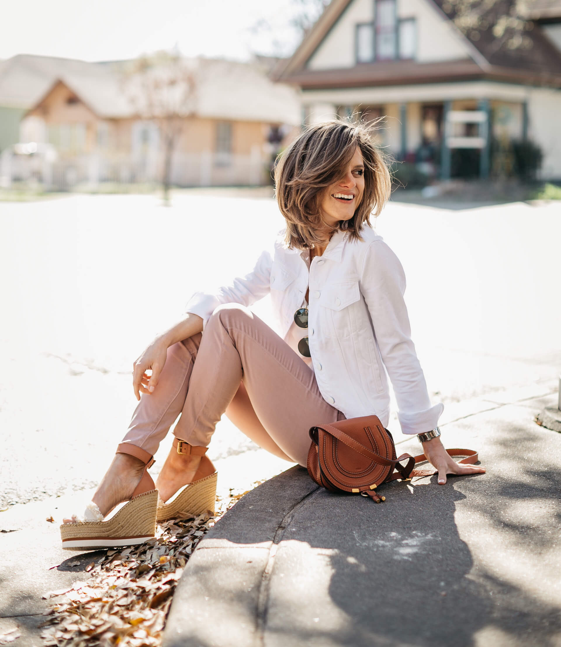 pink jeans and white denim jacket spring outfit 59