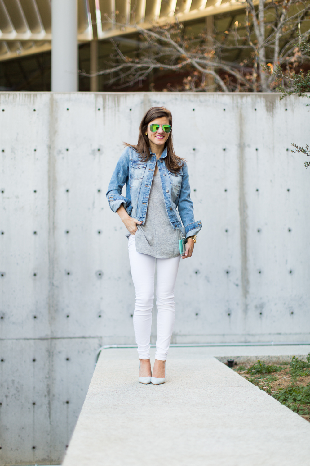 winter white jeans outfit, white jeans and grey sweater, white jeans and denim jacket, how to wear white jeans after labor day