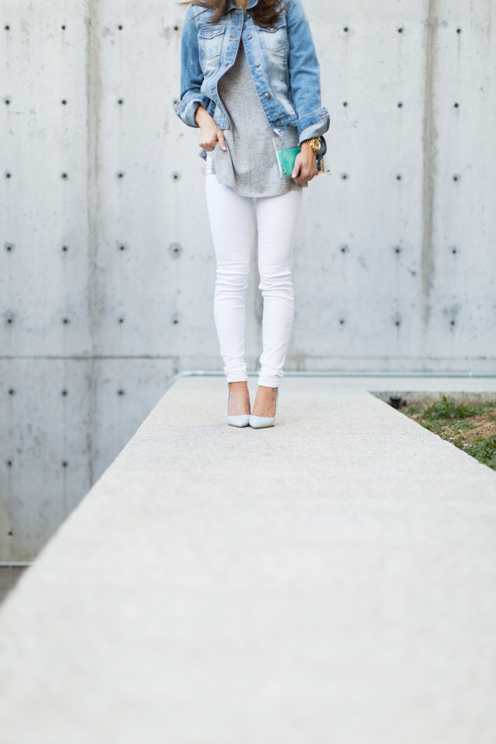 winter white jeans outfit, white jeans and grey sweater, white jeans and denim jacket, how to wear white jeans after labor day