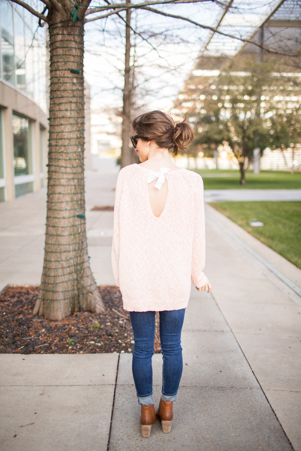 oversized sweater, blue jeans, cognac leather ankle booties, rolled up jeans and ankle booties, messy pony tail, simple casual fall outfit, comfy and casual fall outfit idea, oversized sweater and jeans outfit