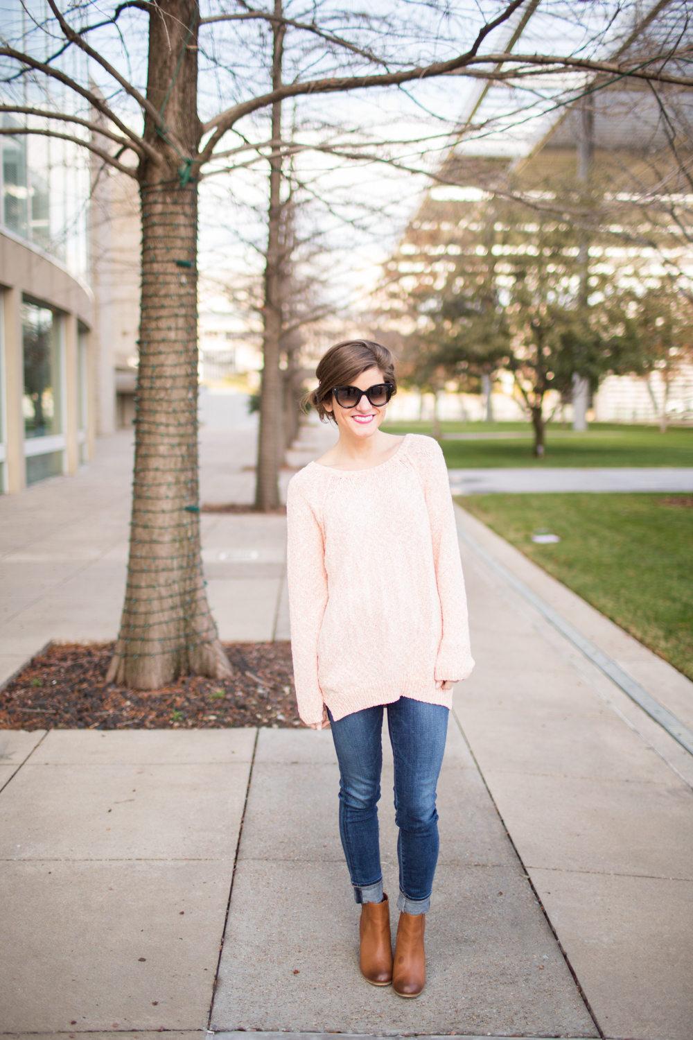 oversized sweater, blue jeans, cognac leather ankle booties, rolled up jeans and ankle booties, messy pony tail, simple casual fall outfit, comfy and casual fall outfit idea, oversized sweater and jeans outfit