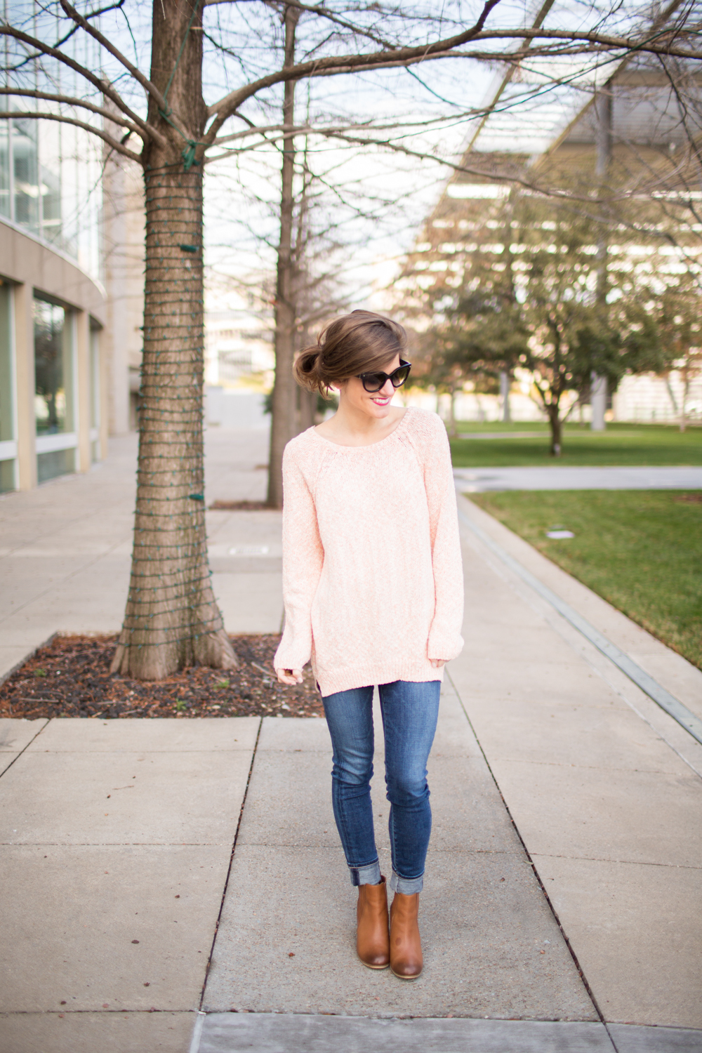 oversized sweater, blue jeans, cognac leather ankle booties, rolled up jeans and ankle booties, messy pony tail, simple casual fall outfit, comfy and casual fall outfit idea, oversized sweater and jeans outfit