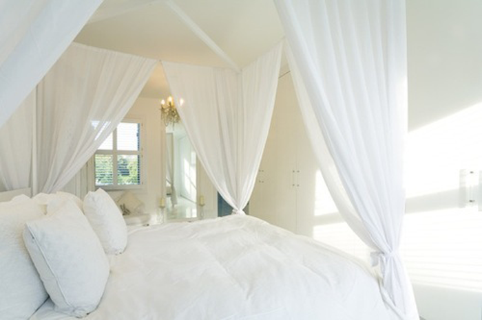 white-bed-with-cannopy