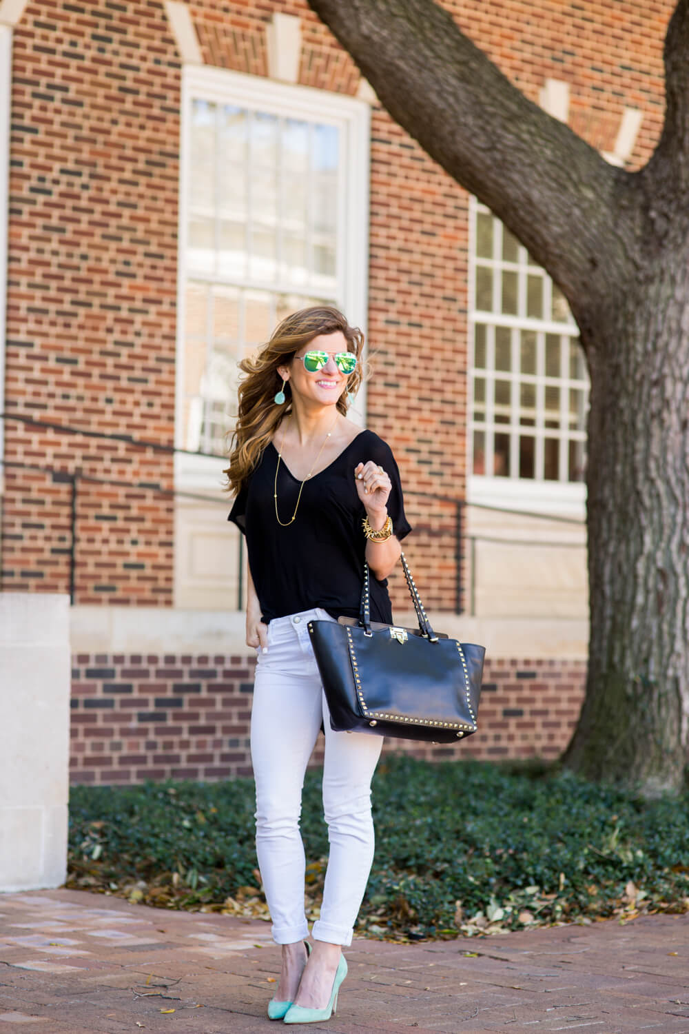 how to dress up a tee shirt, white jeans outfit, white jeans dressed up with black tee, white jeans with pointed toe pumps, white jeans and black tee outfit, valentino rockstud bag, casual laid back chic outfit, going out outfit, summer style, white jeans going out outfit